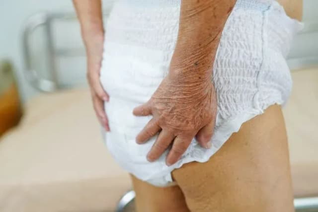 Jak przebrać pampersa osobie starszej: proste sposoby na komfort i higienę