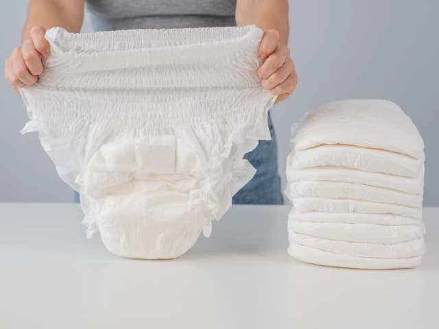 Jak przebrać pampersa osobie leżącej - skuteczne i proste kroki Jak przebrać pampersa osobie leżącej - skuteczne i proste kroki